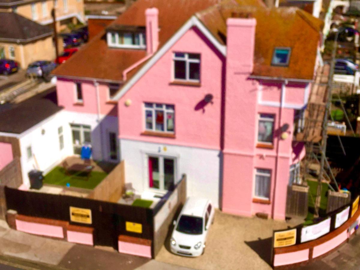 Barbie House ,Opposite The Beach & Paignton Pier , 2 Bedroom Apartment With Private Car Space & Garden , Free Access Next Door To The Stunning Ballet & Make Up School & A Beautiful Ladys Beauty Salon (Adults Only) Exteriör bild