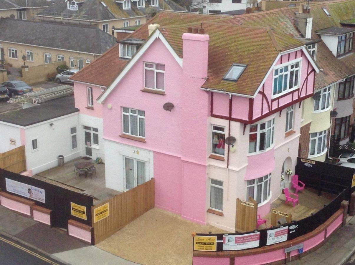Barbie House ,Opposite The Beach & Paignton Pier , 2 Bedroom Apartment With Private Car Space & Garden , Free Access Next Door To The Stunning Ballet & Make Up School & A Beautiful Ladys Beauty Salon (Adults Only) Exteriör bild