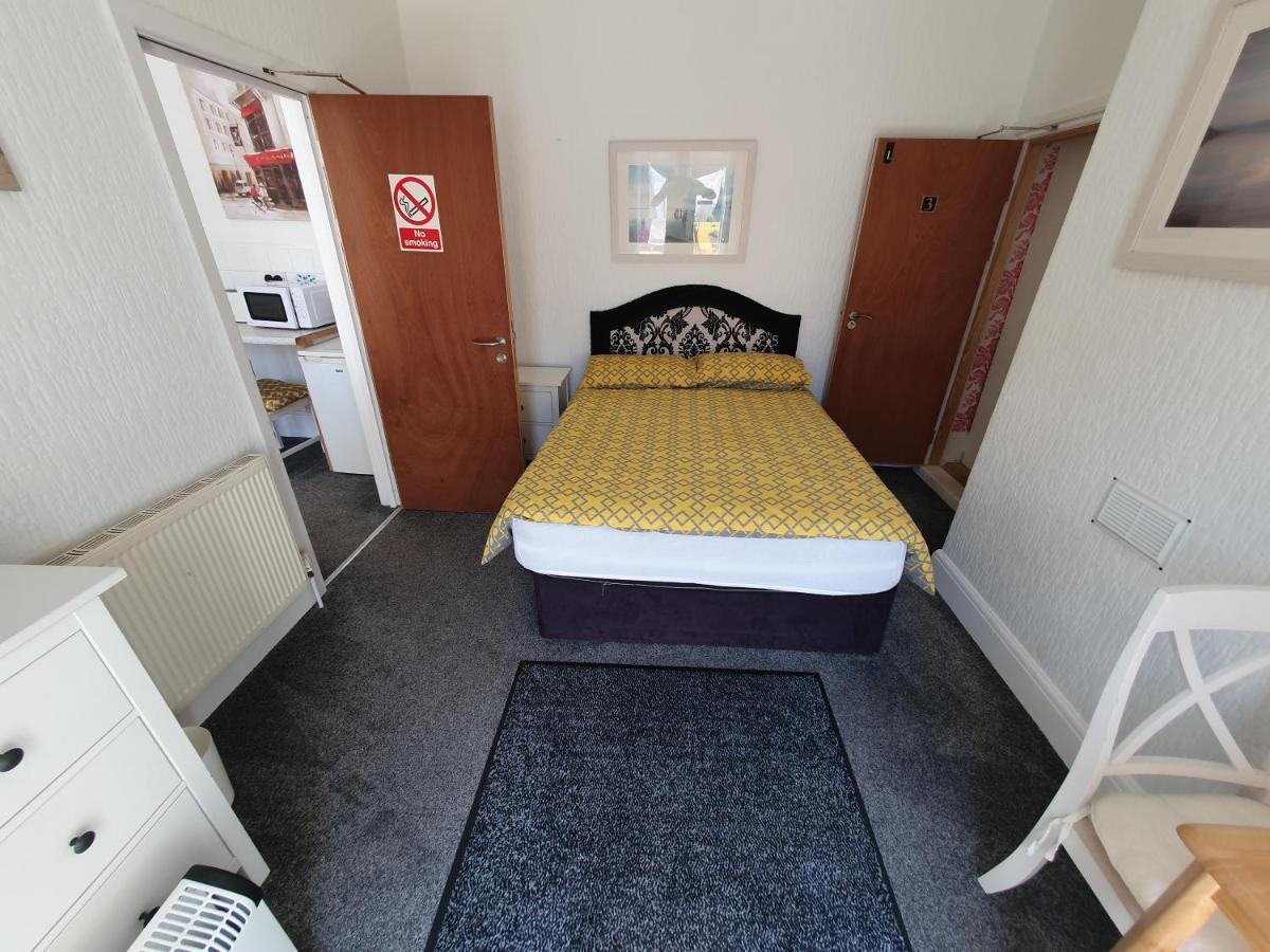 Barbie House ,Opposite The Beach & Paignton Pier , 2 Bedroom Apartment With Private Car Space & Garden , Free Access Next Door To The Stunning Ballet & Make Up School & A Beautiful Ladys Beauty Salon (Adults Only) Exteriör bild