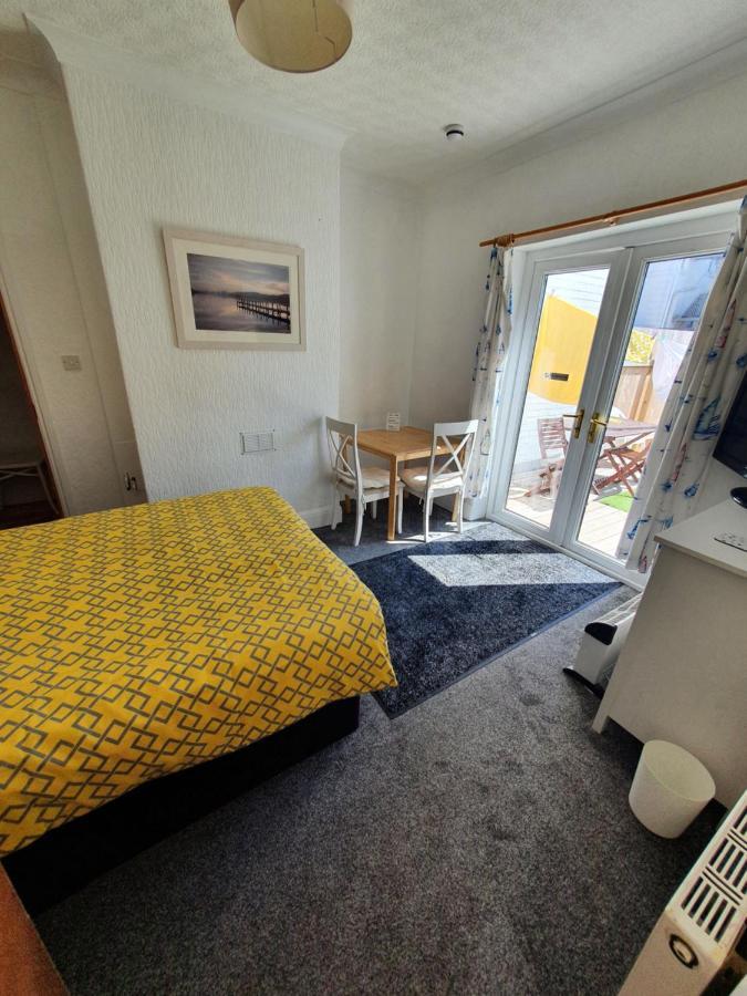 Barbie House ,Opposite The Beach & Paignton Pier , 2 Bedroom Apartment With Private Car Space & Garden , Free Access Next Door To The Stunning Ballet & Make Up School & A Beautiful Ladys Beauty Salon (Adults Only) Exteriör bild