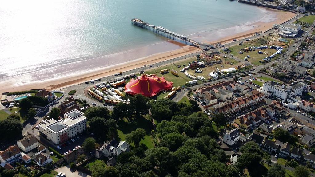 Barbie House ,Opposite The Beach & Paignton Pier , 2 Bedroom Apartment With Private Car Space & Garden , Free Access Next Door To The Stunning Ballet & Make Up School & A Beautiful Ladys Beauty Salon (Adults Only) Rum bild